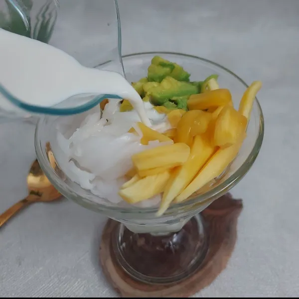 Siram dengan santan cair dan beri kental manis. Sajikan.