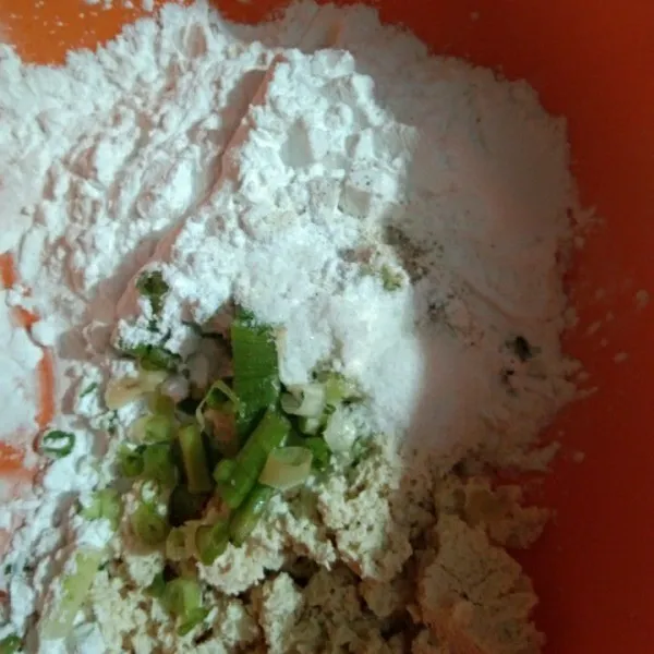 Dalam wadah campur tepung terigu, tepung tapoka, bawang daun, bawang putih, garam, merica bubuk, dan kaldu jamur. Aduk rata