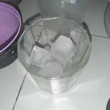 Tambahkan batu es secukupnya.