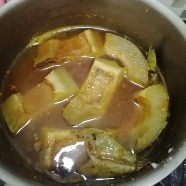 Masukkan cingur sapi yang sudah dicuci bersih dan dipotong-potong ke dalam panci. Tambahkan bumbu ungkep, daun salam dan bumbu lainnya. Lalu tambahkan air. Masak sampai cingur terasa empuk dan bumbu sudah menyerap atau asat. Matikan api dan sisihkan.