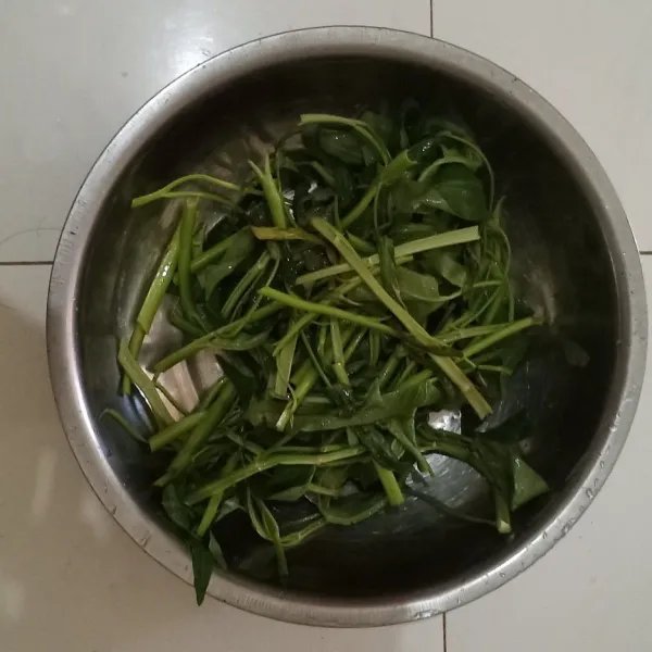 Siapkan kangkung, potong dan rebus selama 3 menit lalu tiriskan.