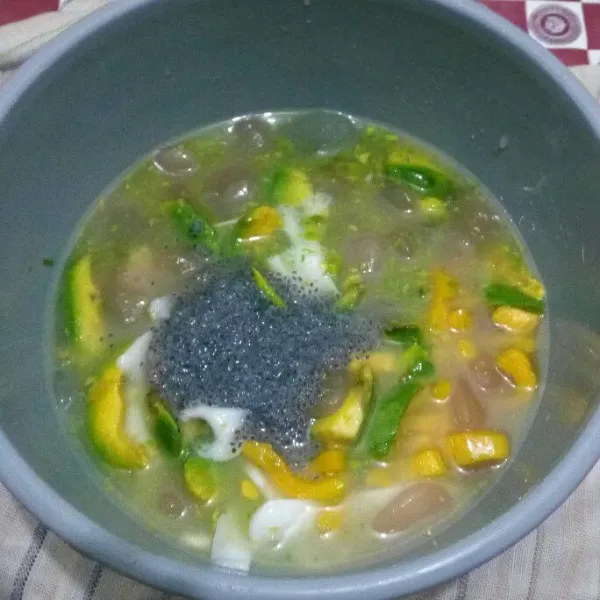 Masukan semua bahan isian aduk rata.