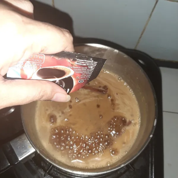 Setelah mendidih, baru masukkan kopi dan aduk rata.