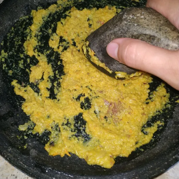 Ulek bumbu yaitu bawang merah, bawang putih, kemiri, jahe, kunyit, ketumbar bubuk dan merica bubuk.