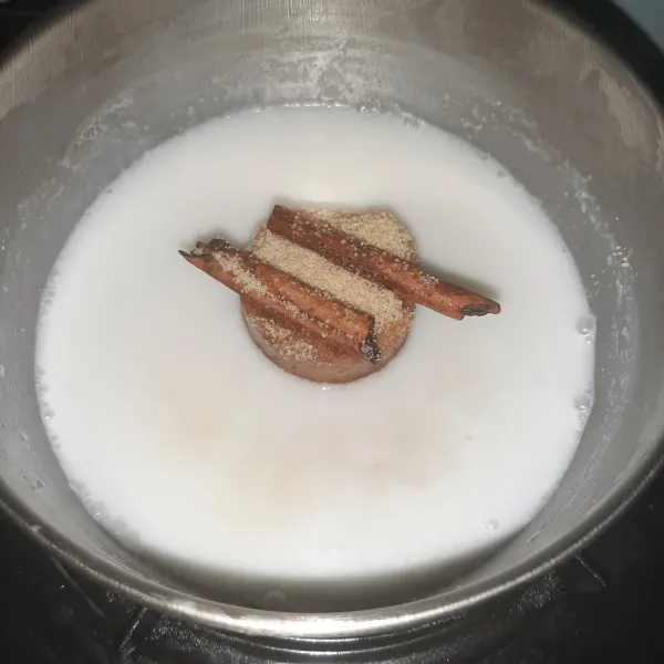 Campurkan kuah santan, gula merah, kayu manis dan jahe. masak hingga mendidih dan gula merah larut. Jika mau lebih cepat larut, gula merahnya disisir dulu.
