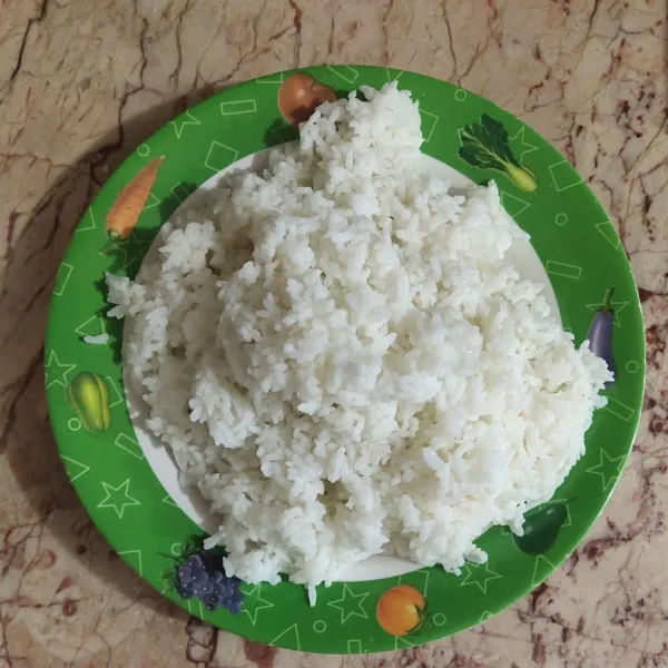 Siapkan 1 porsi/ piring nasi.
