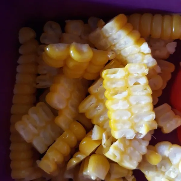 Rebus jagung. Kemudian potong dengan pisau.