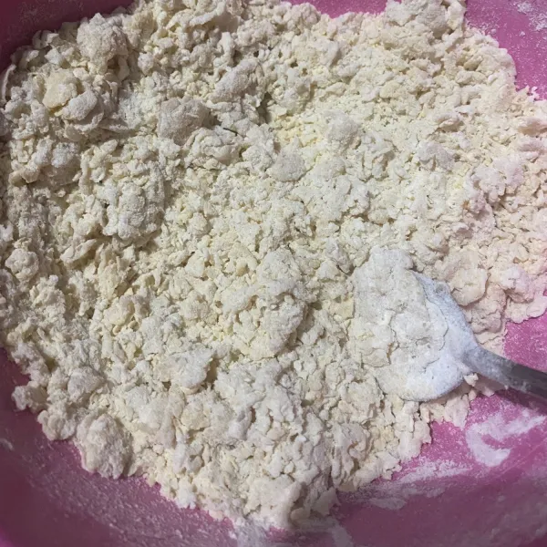 Aduk merata lalu masukkan air hangat dan vanilli. Aduk kembali hingga kalis.