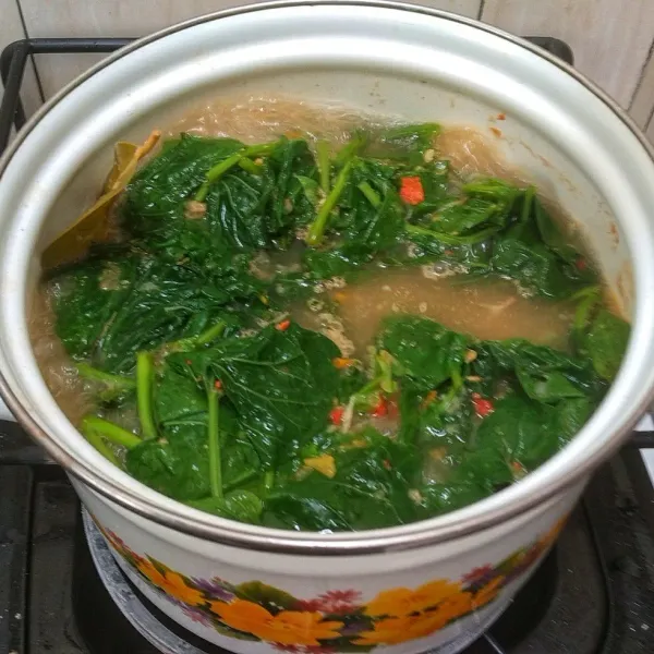 Rebus sampai glandir (daun ubi) layu, cek rasa, kemudian sayur asam glandir siap dihidangkan.