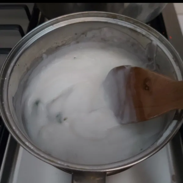 Buat bubur sumsum : campur tepung beras, santan  dan garam. Aduk rata, masak bersama daun pandan sampai meletup-letup dan terlihat mengkilat. Angkat dan sisihkan.