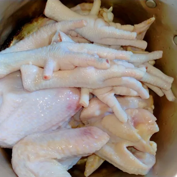 Siapkan ceker ayam dan sayap ayam yang sudah dicuci bersih.