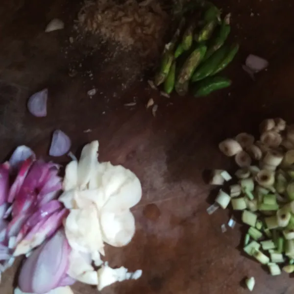 siapkan bawang merah bawang putih cabe lalu di iris tipis