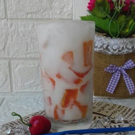 Penyajian : masukkan pepaya secukupnya di gelas saji. Beri santan secukupnya. beri es batu secukupnya. Sajikan