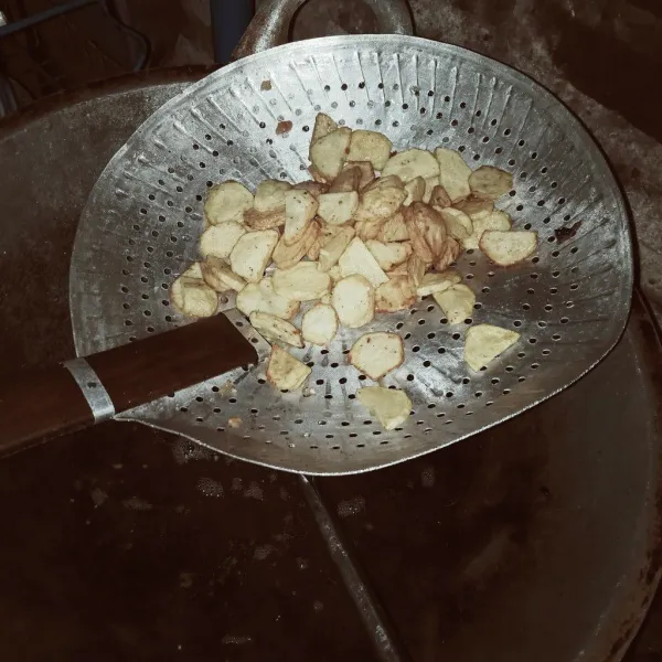 Goreng kentang sampai mengambang dan angkat
