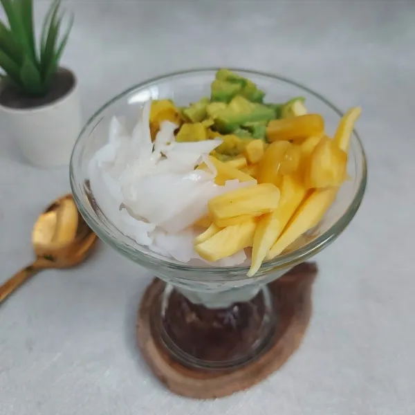 Dalam wadah, masukkan es batu, kelapa muda, nangka dan alpukat.