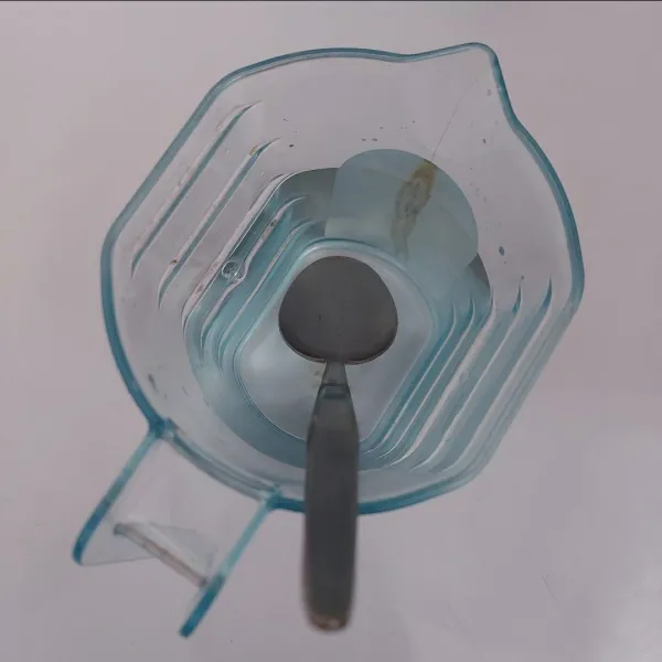 Sirup : campur air, gula pasir dan daun pandan. Masak sampai mendidih dan mengental. Angkat dan dinginkan.