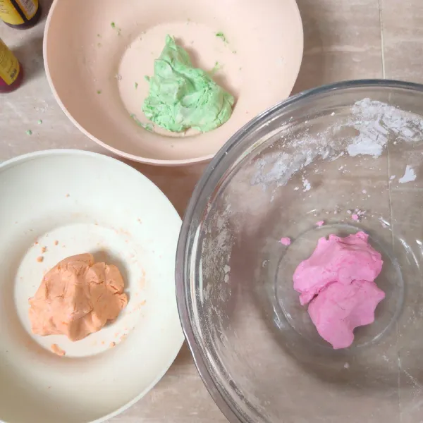 Selanjutnya bagi adonan menjadi 3 bagian, tambahkan pewarna pink, orange dan hijau, aduk rata.
