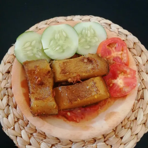 Tuang sambal, lalu tata cingurnya di atasnya. Tambahkan lalapan sesuai selera. Sajikan.