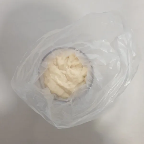 Setelah adonan mengembang, masukan adonan ke dalam plastik piping bag, gunting bagian ujungnya