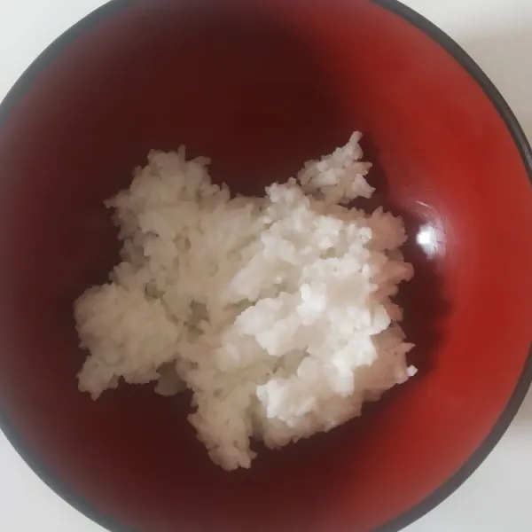 Siapkan nasi hangat di dalam wadah