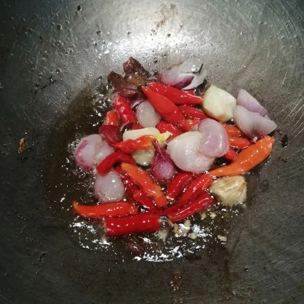 Goreng bahan sambal sampai cabe dan bawang terlihat layu.