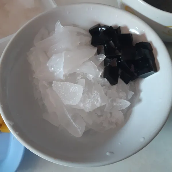 Tambahkan cincau potong dan kelapa muda.