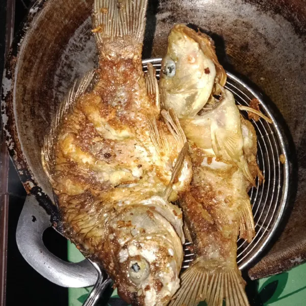 Goreng ikan hingga matang keemasan. Angkat dan tiriskan.