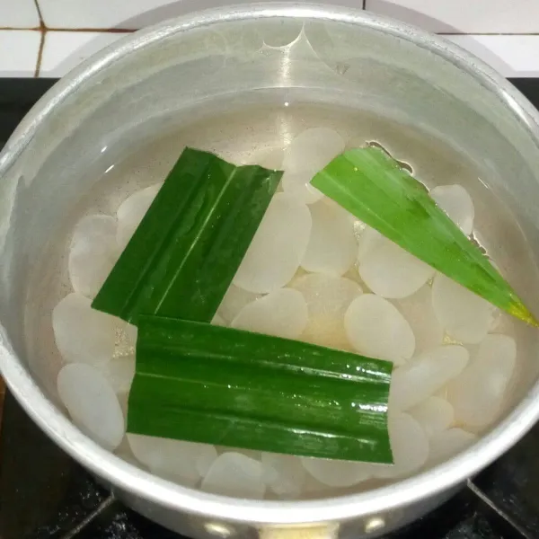 Campur kolang kaling, air, gula pasir dan daun pandan aduk rata.