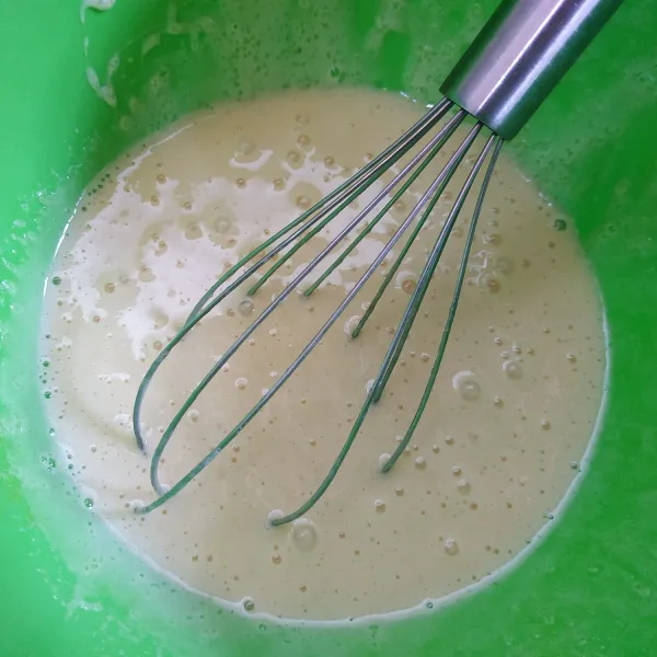 Kocok telur dan gula pasir menggunakan whisk sampai larut.
