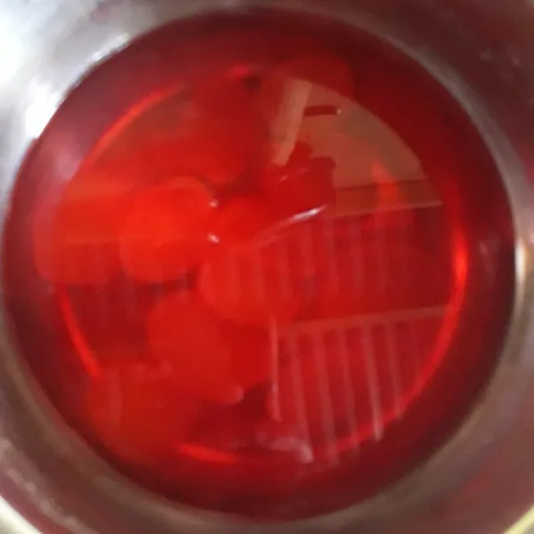 Rebus kolang kaling dengan sirup cocopandan sampai mendidih. Tiriskan.