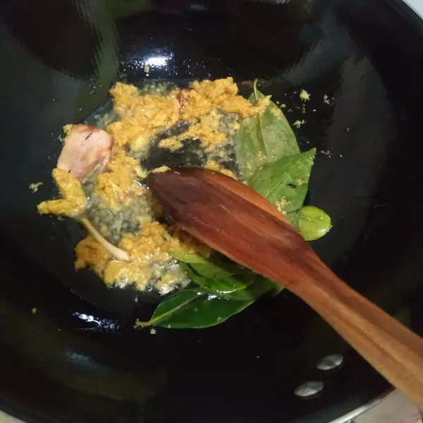 Tumis bumbu halus beserta daun salam, daun jeruk, lengkuas dan serai hingga harum.