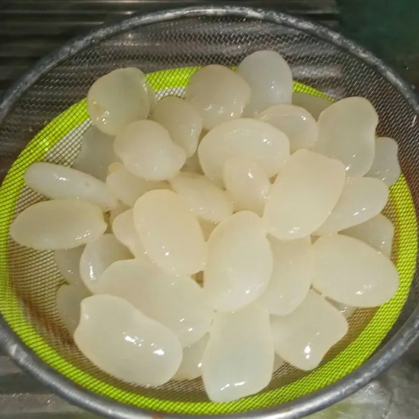 Cuci bersih kolang kaling lalu tiriskan.