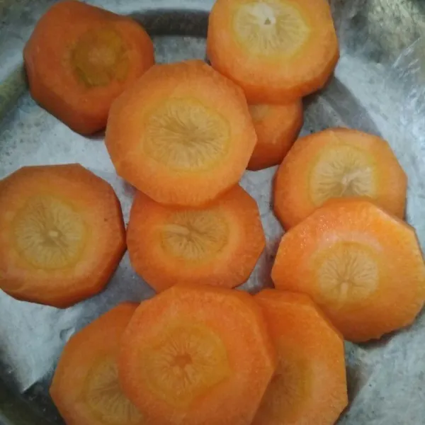 Kupas wortel cuci bersih, potong-potong wortel.