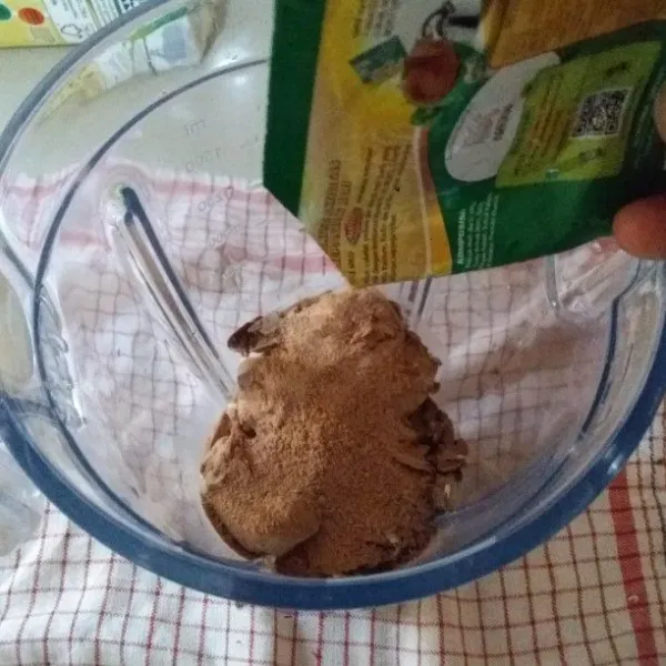 Siapkan gelas blender. Masukan susu cair beku, silverqueen cincang dan milo bubuk. Sisakan milo bubuk untuk toping.