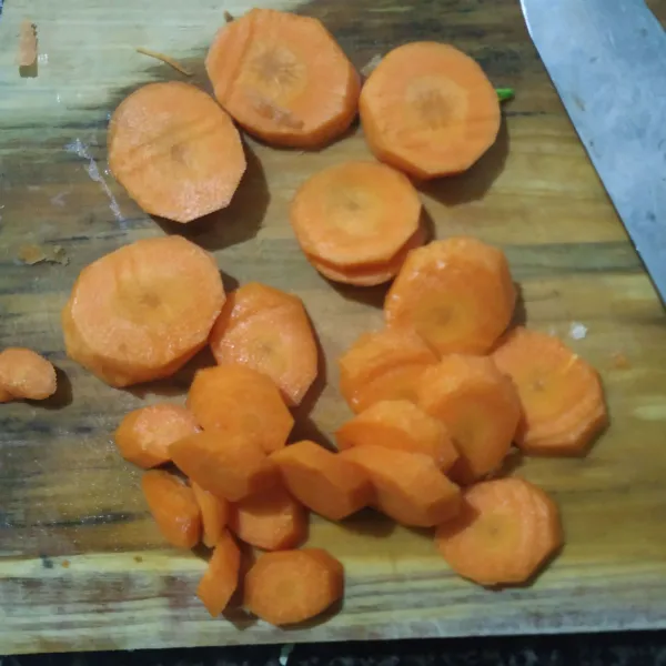 Potong-potong wortel sesuai selera.