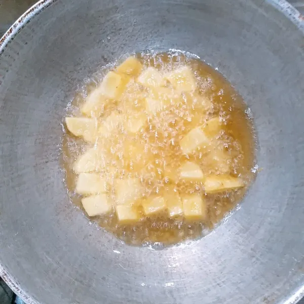 Panaskan minyak goreng setelah minyak panas masukkan kentang goreng hingga kecoklatan angkat, tiriskan