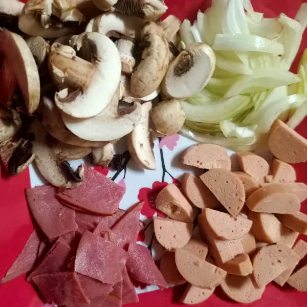 Siapkan bahan topping yang terdiri dari bawang bombay, jamur, sosis dan smoked beef lalu sisihkan