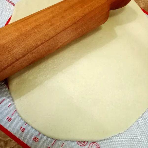 Setelah adonan yang lembut terpenuhi kemudian adonan dipipihkan menggunakan rolling pin selebar loyang pizza 28 cm