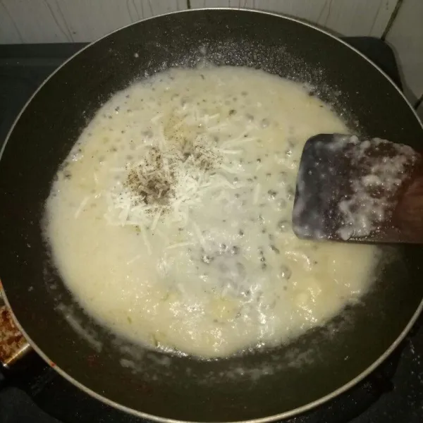 Untuk saus keju : lelehkan margarin lalu masukkan terigu. Aduk cepat dan masukkan whipped cream cair, keju dan lada hitam. Masak sampai meletup-letup. Angkat.