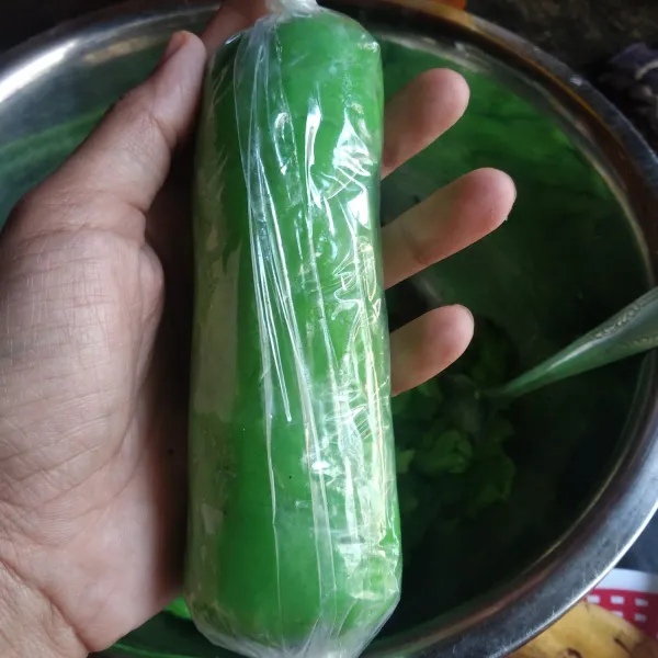 Gulung pisang hingga seluruh permukaannya tertutup adonan hijau.