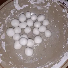 Campurkan tepung ketan, air hangat secukupnya, garam, uleni sampai rata dan bentuk sesuai selera.