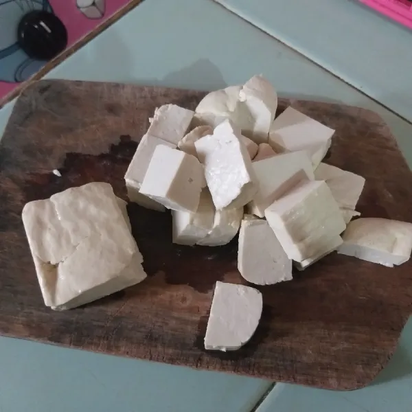 Potong tahu sesuai selera, sisihkan.
