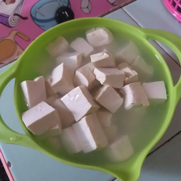 Haluskan bumbu perendam, kemudian larutkan dengan air, masukan tahu dan biarkan sekitar 15 menit.