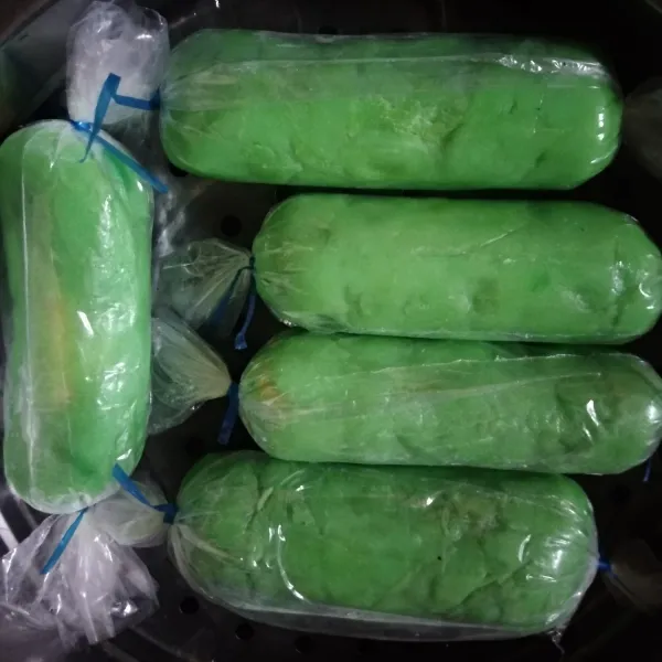 Kukus adonan selama 10 menit. Angkat dan dinginkan.