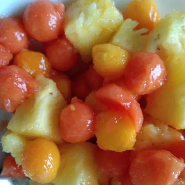 Campur buah - buahan dalam satu wadah.
