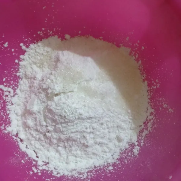 Campurkan tepung beras, gula, garam dan tapioka, aduk rata.