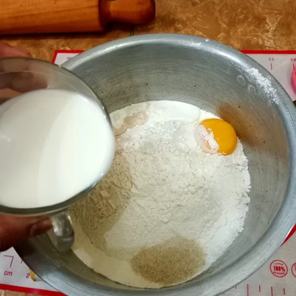 Buat adonan dough yaitu tepung terigu yang telah diayak ditambahkan dengan kuning telur, ragi, gula dan susu fullcream kemudian di mixer sebentar