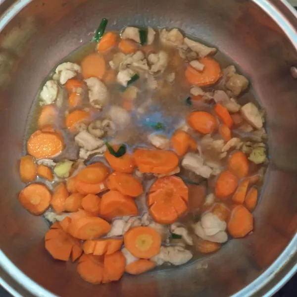 Tumis bawang putih sampai harum lalu masukkan ayam, udang, wortel, air kaldu dan daun prei.