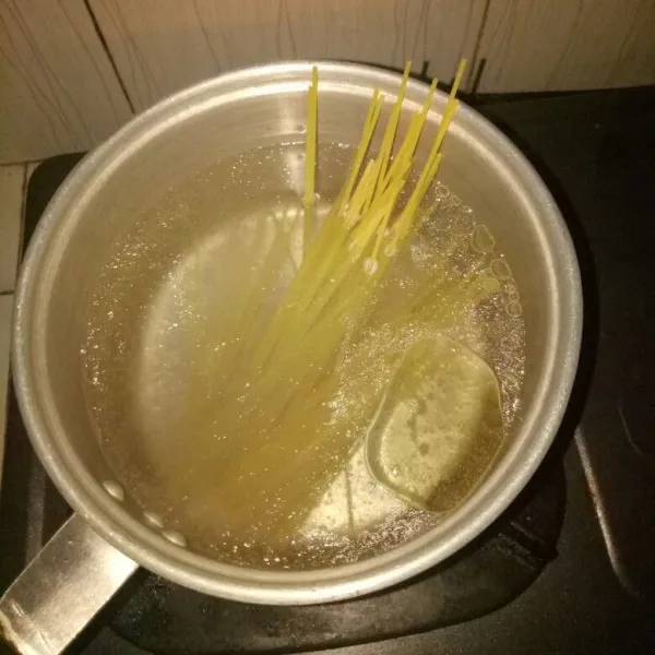 Siapkan panci dan didihkan air. Beri 1 sdt olive oil lalu rebus spagetti selama 8 menit. Angkat dan tiriskan.