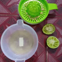 Peras jeruk nipis. Ambil airnya.